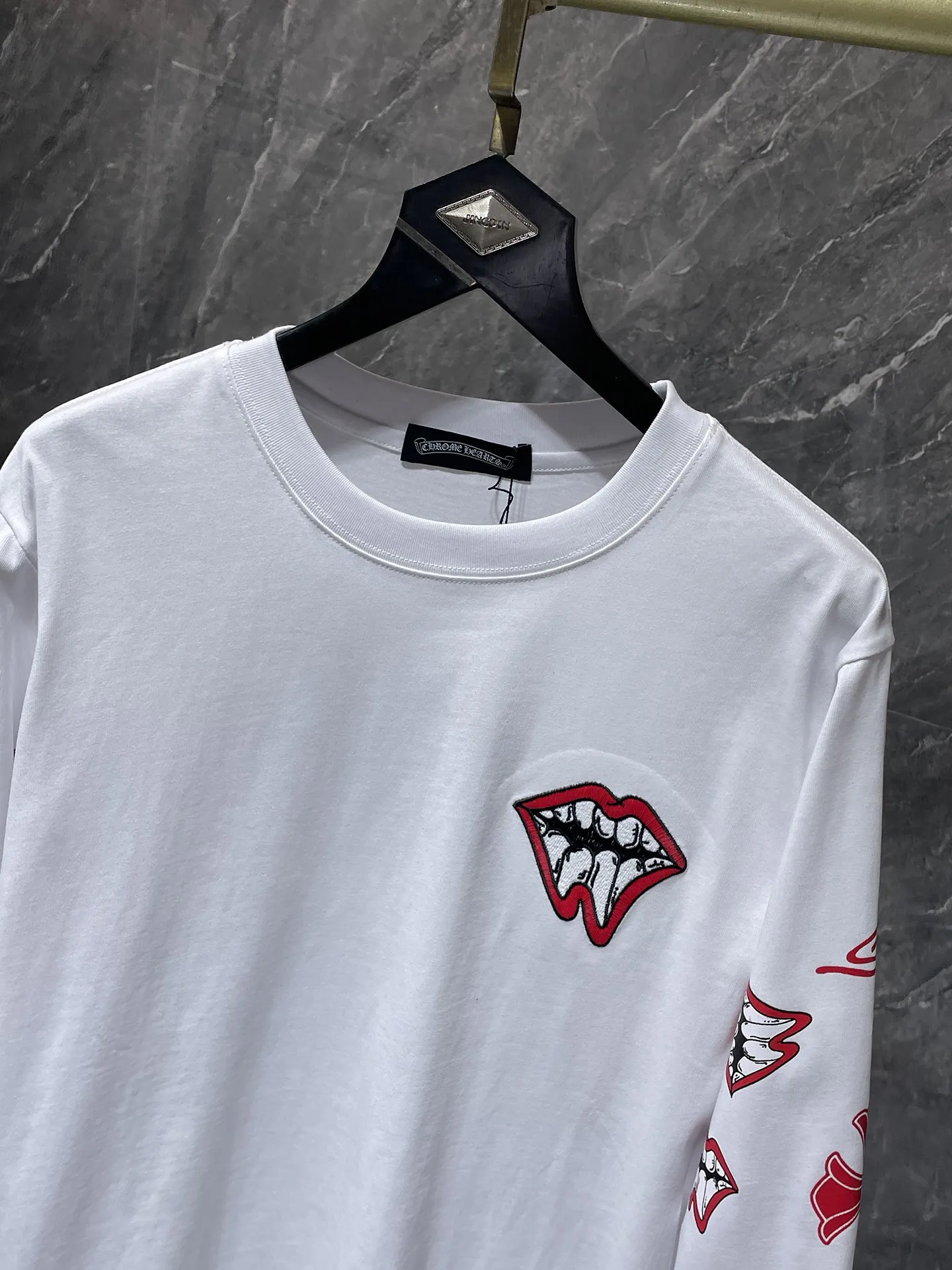 P176 Chrome Hearts🍁Long T Series🍁 Available simultaneously at counters❤️Fully upgraded fabrics! ! Crow MattyBoy red lip cross-stitch embroidery leather long-sleeved T. Re-engraved version 1:1 high weight original fabric 🌈Recommended colors: black white 🌈 Size: S, M, L, XL